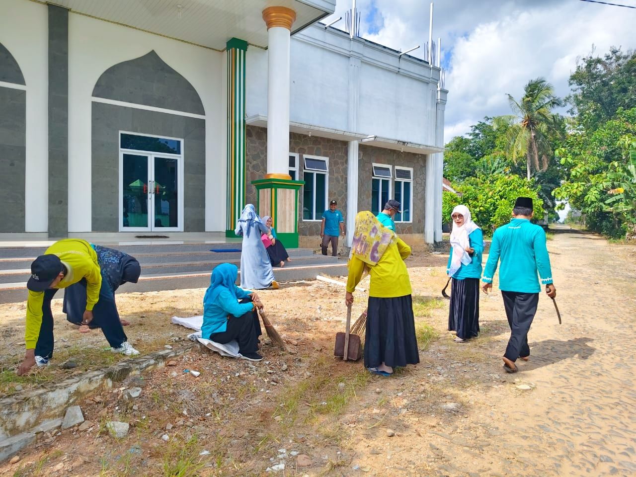 Dukung Ekoteologi, KUA Batanghari Rutin Laksanakan Jum’at Bersih