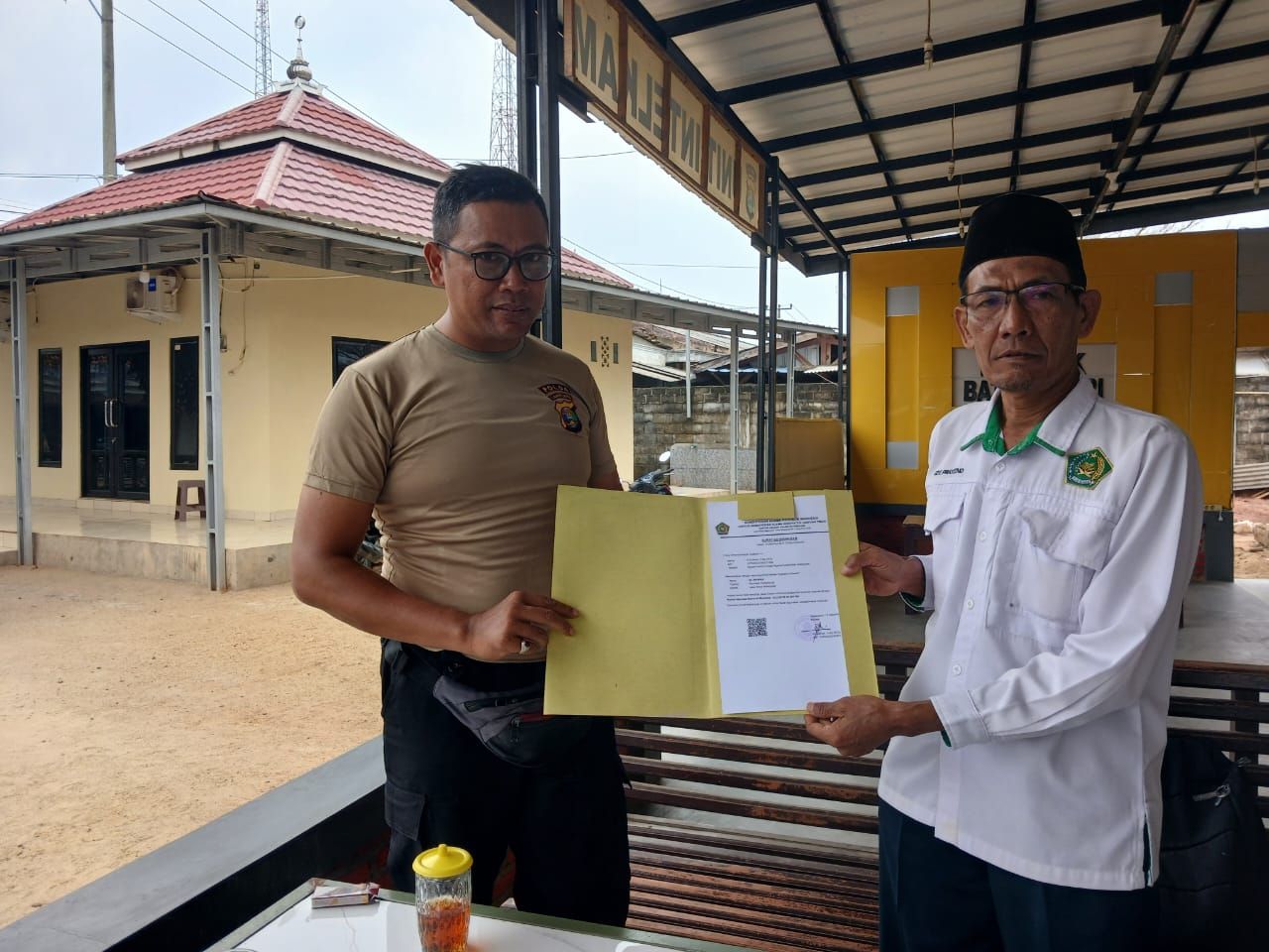 Penyuluh KUA Batanghari Serahkan Lima ID Masjid dan Musala