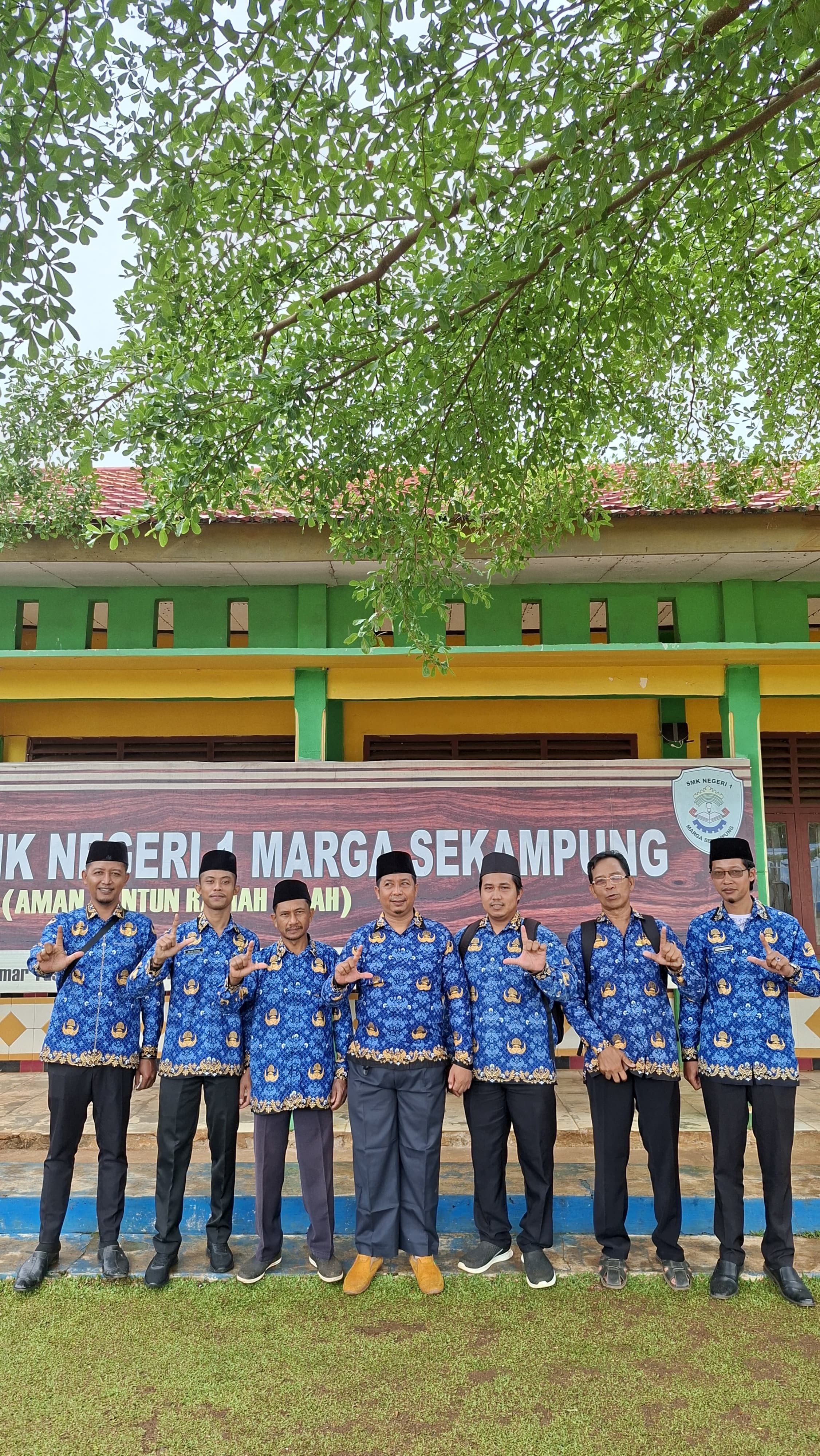 Kepala KUA, Dan Jajarannya Ikuti Upacara Hari Pahlawan di SMKN 1 Marga Sekampung