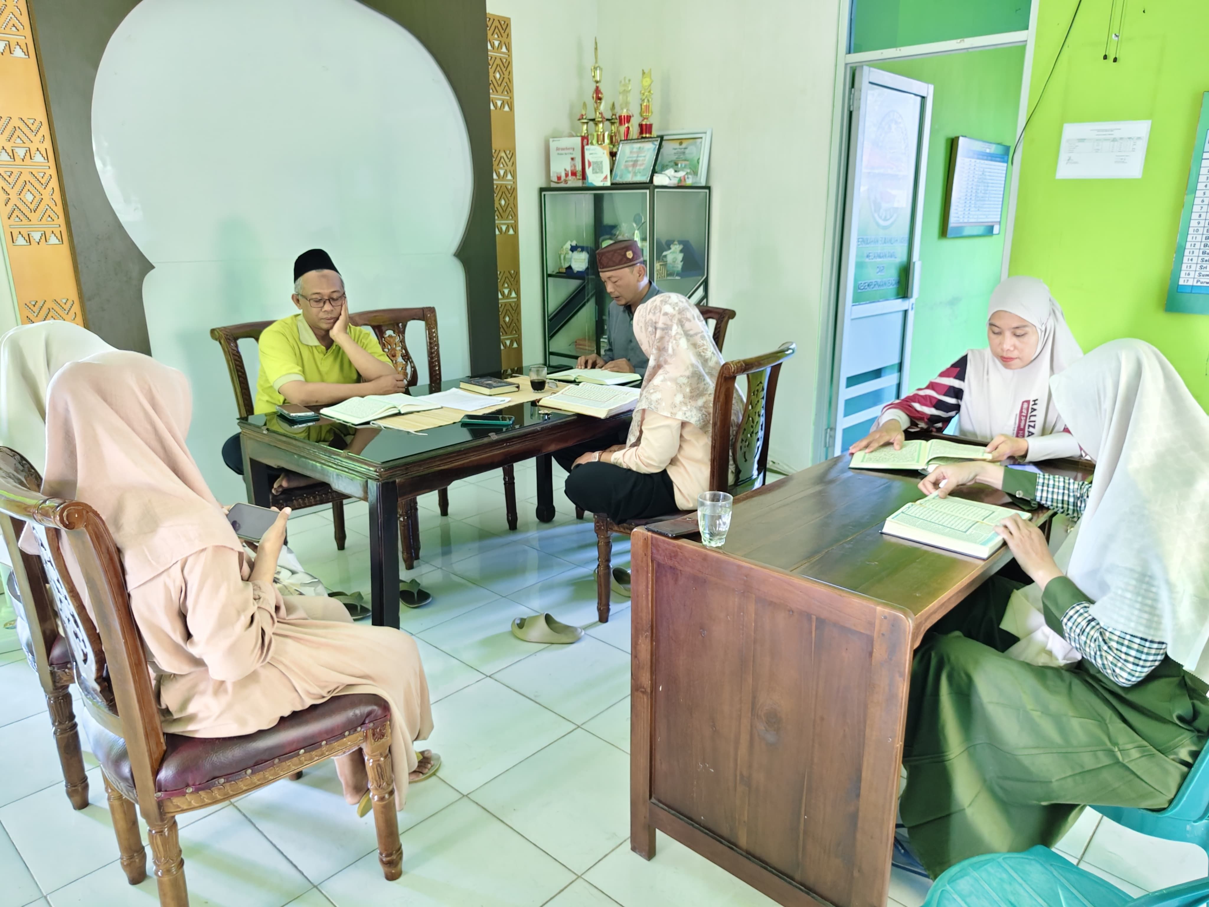 KUA Batanghari Istiqamah Gelar Tajuk Al-Qur'an, Perkuat Budaya Kerja Berbasis Nilai Keagamaan