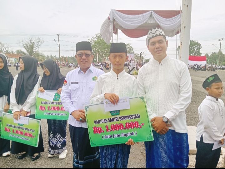 Hafiz, Santri Madin Hafizhul Hikam Raih Bantuan Santri Berprestasi dari Kemenag Lampung Timur 