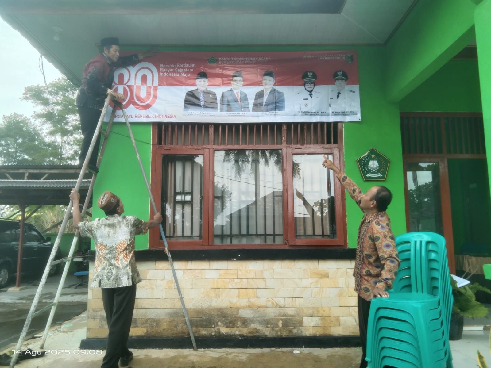 Sambut HUT RI ke-80, KUA Braja Selebah Gelar Aksi Bersih-Bersih, pasang Umbul-Umbul dan spanduk 
