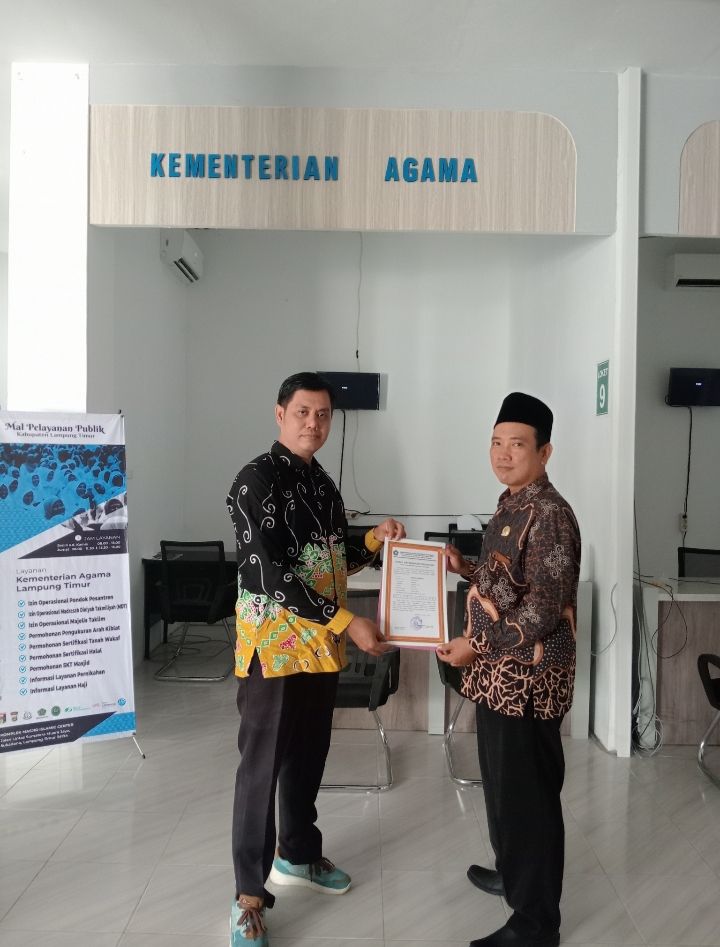 Zaynal Serahkan 7 SKT Majelis Ta'lim Kecamatan Melinting di MPP Lampung Timur 