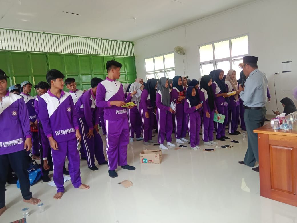 Kepala KUA Braja Selebah H. Ahmad Tolib, S.Ag Memberikan Bimbingan Remaja Usia Sekolah (BRUS)