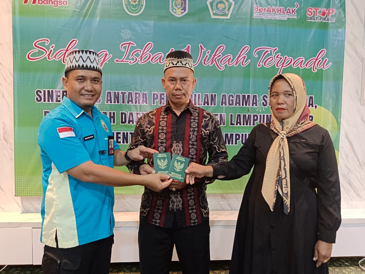 Bahagia Tak Terbendung, Warga Labuhan Ratu Sambut Buku Nikah Usai Isbat Terpadu