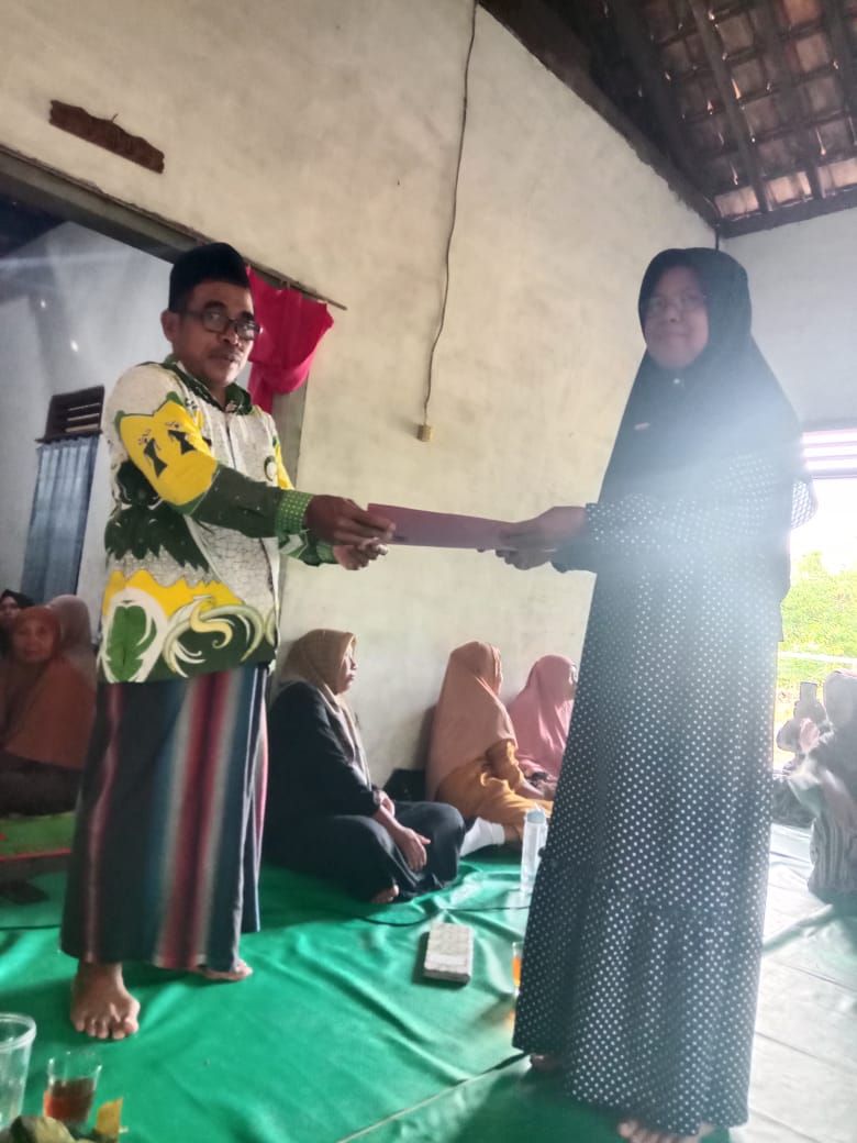 Selamet Muhtadi Serahkan Izin Operasional Majelis Ta'lim Nurul Mahmudah 