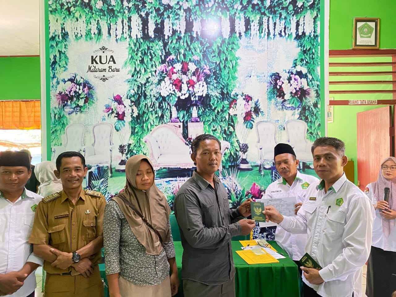 Resmi Tercatat, Plt. Kepala KUA Mataram Baru Serahkan Buku Nikah Hasil Isbat Nikah Terpadu