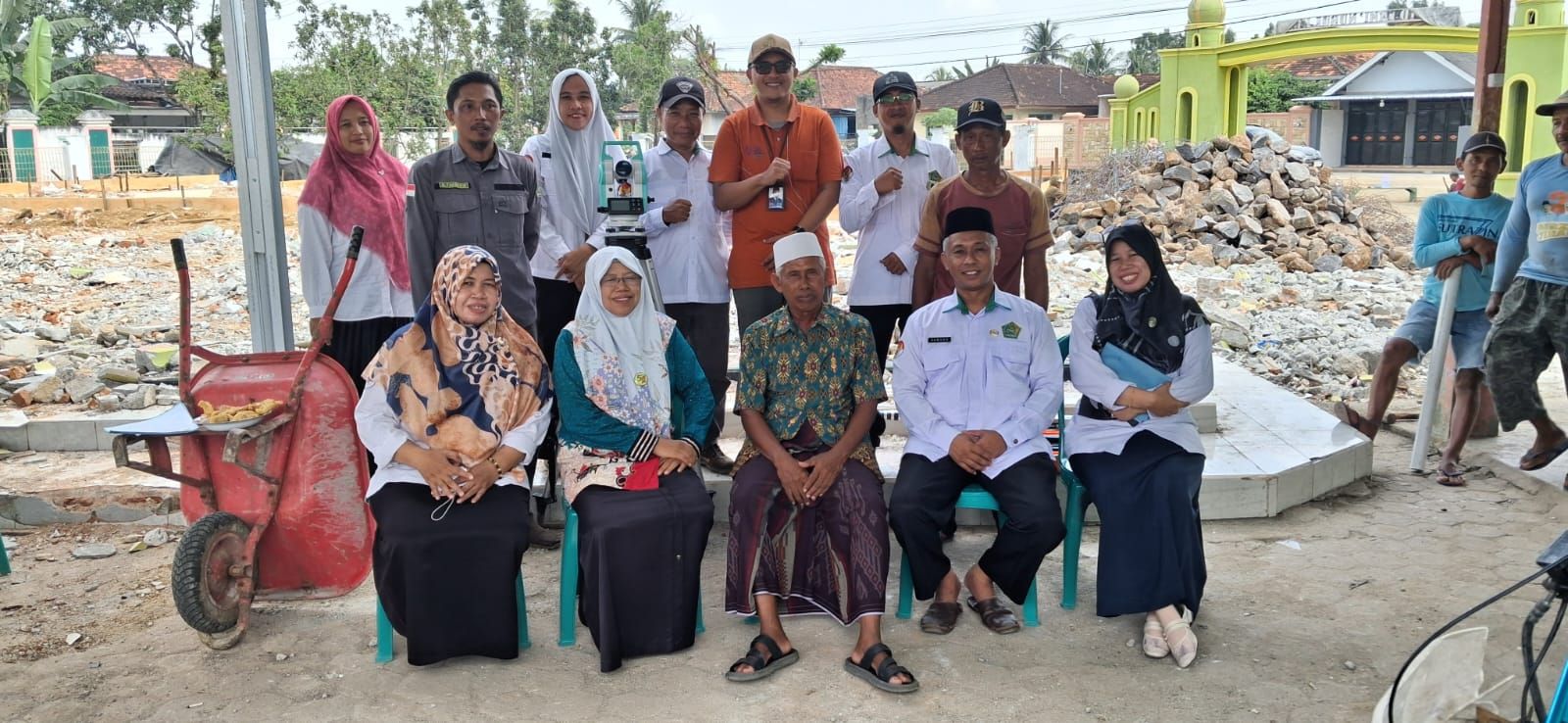 KUA Batanghari Gandeng Tim BHR Kemenag Lampung Timur Ukur Arah Kiblat di Dua Desa