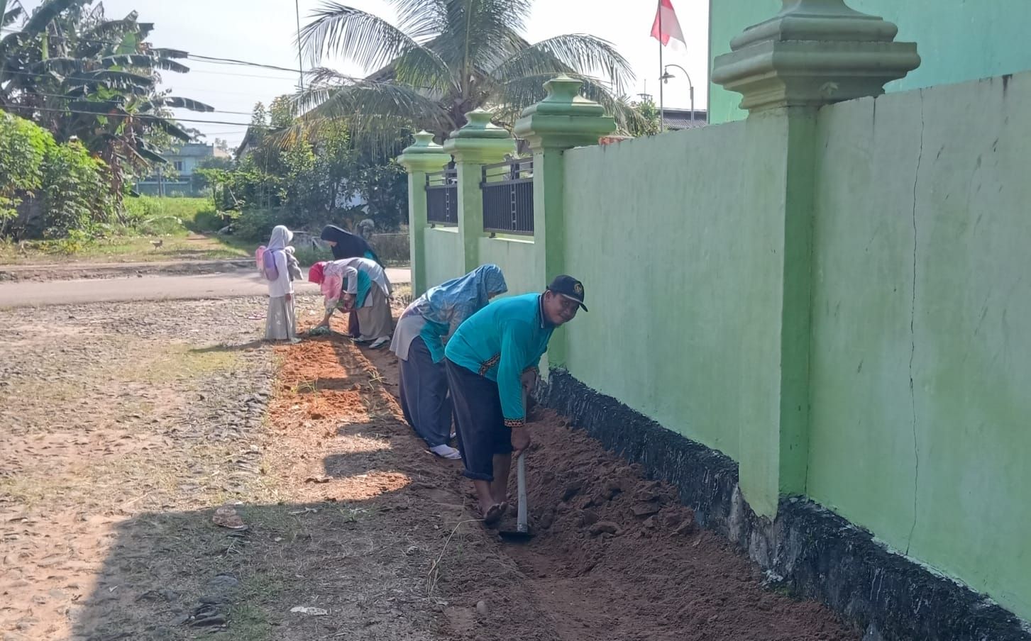 Pegawai KUA Way Bungur Manfaatkan Lahan untuk Tanaman Obat Keluarga 