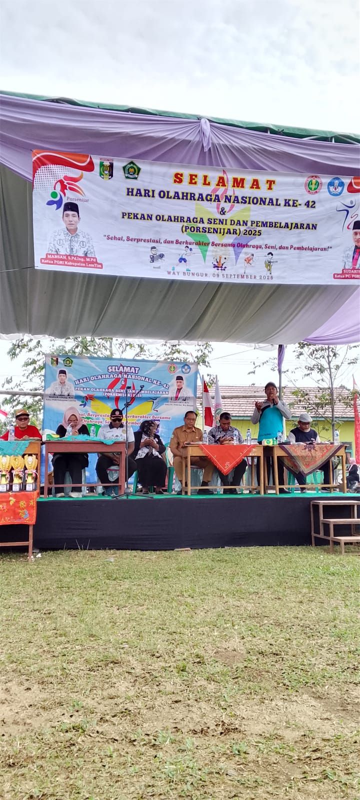 Jawahir Pimpin Doa Pada Peringatan Hari Olahraga Nasional Ke 42 di Way Bungur.