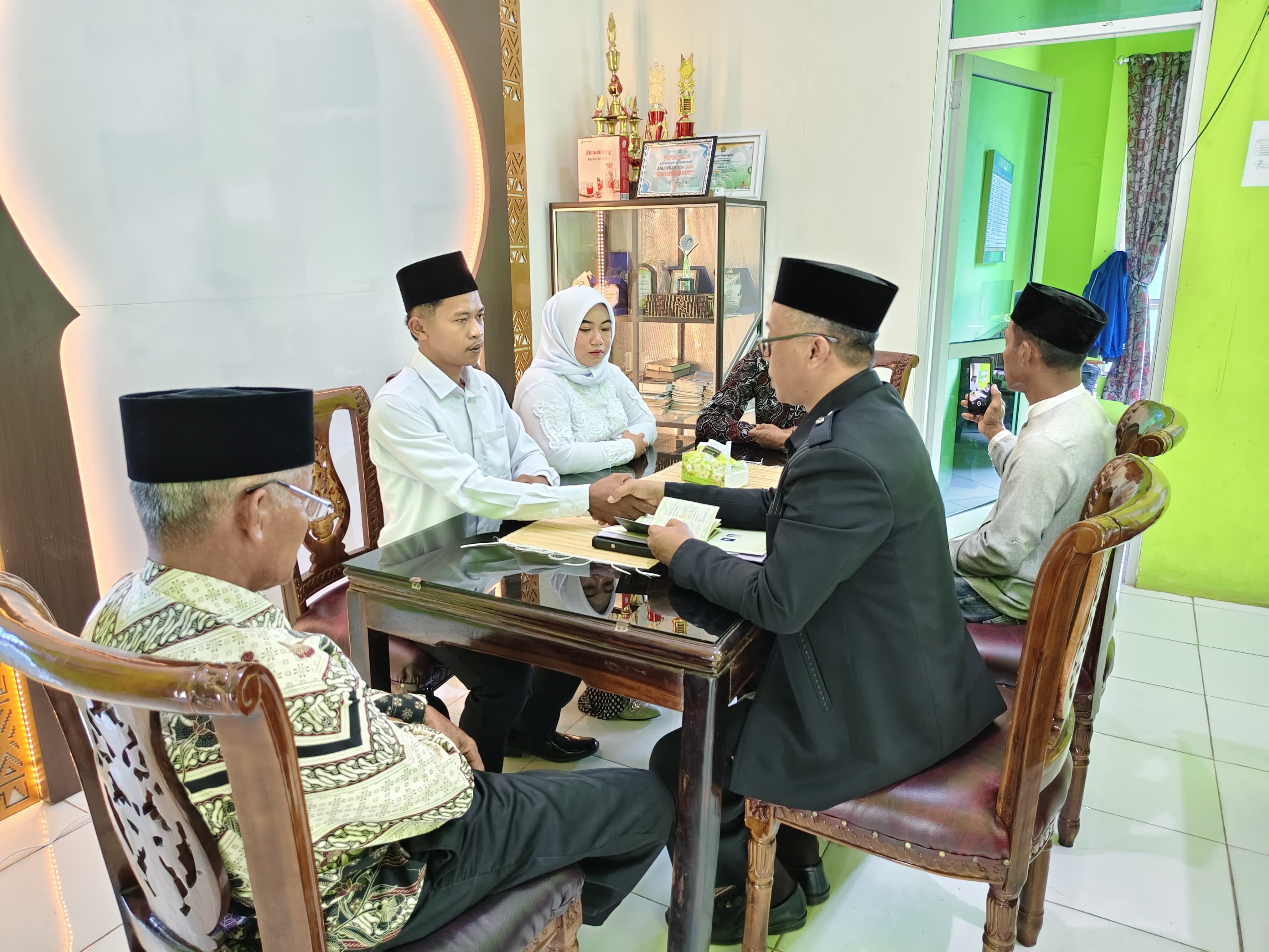 Pelayanan Nikah Kantor, KUA Batanghari Ijabkan Warga Desa Sumber Agung