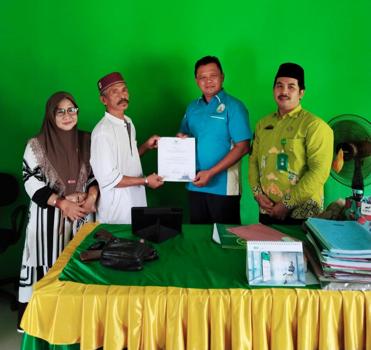 Menggapai mabrur,Mengukir Kenangan: Penyerahan Piagam Haji Dari Garuda Untuk Jamaah Haji Labuhan Maringgai