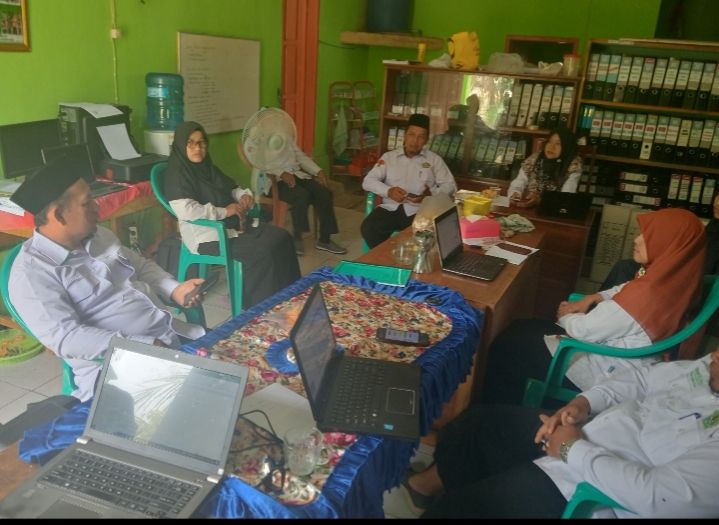 Kepala KUA Way Bungur Pimpin Rapat Persiapan Sosialisasi Kantin Halal dan Thoyyib 
