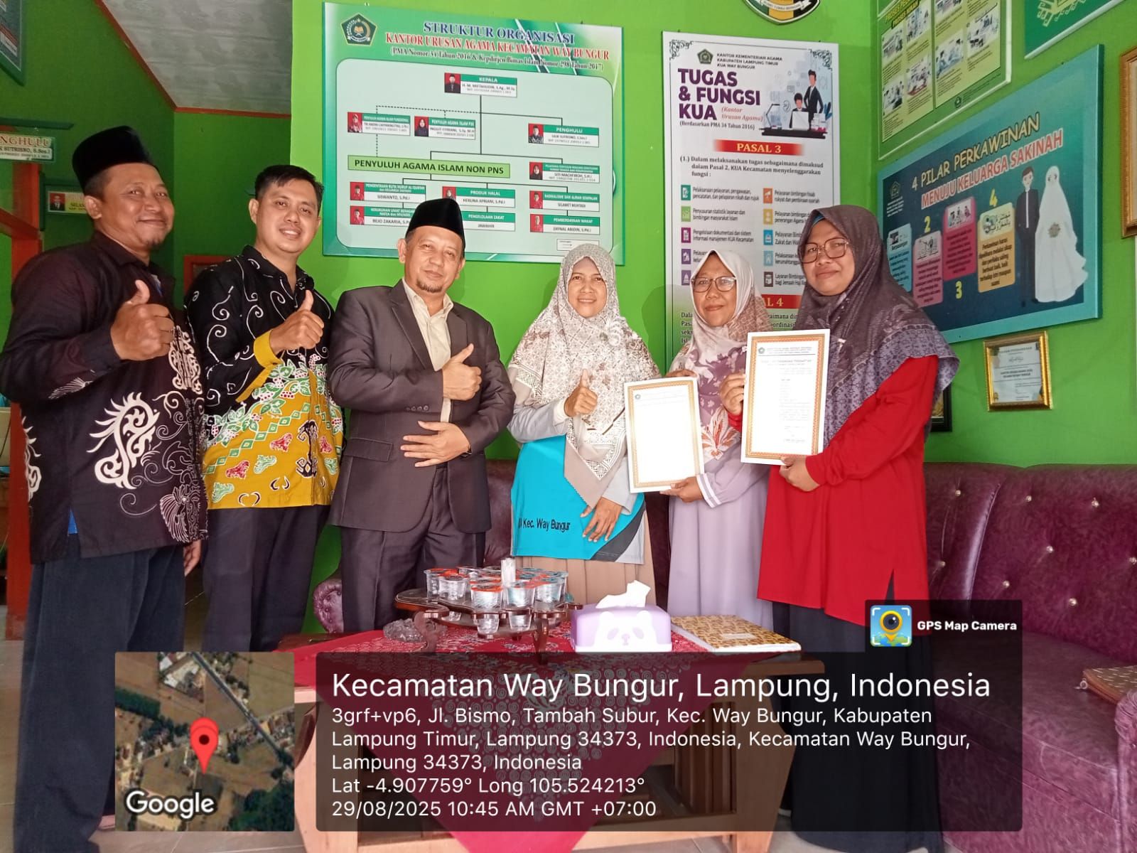 Kepala KUA Way Bungur Serahkan Dua Izin Operasional Majelis Ta'lim 
