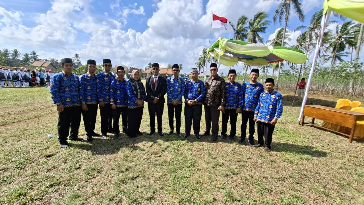 Pegawai KUA Marga Sekampung Hadiri HUT RI ke-80, Gelar Syukuran Potong Tumpeng dan Doa