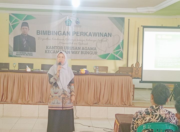 Bidan Puskesmas Jelaskan Kesehatan Reproduksi Kepada Peserta Bimbingan Pernikahan 