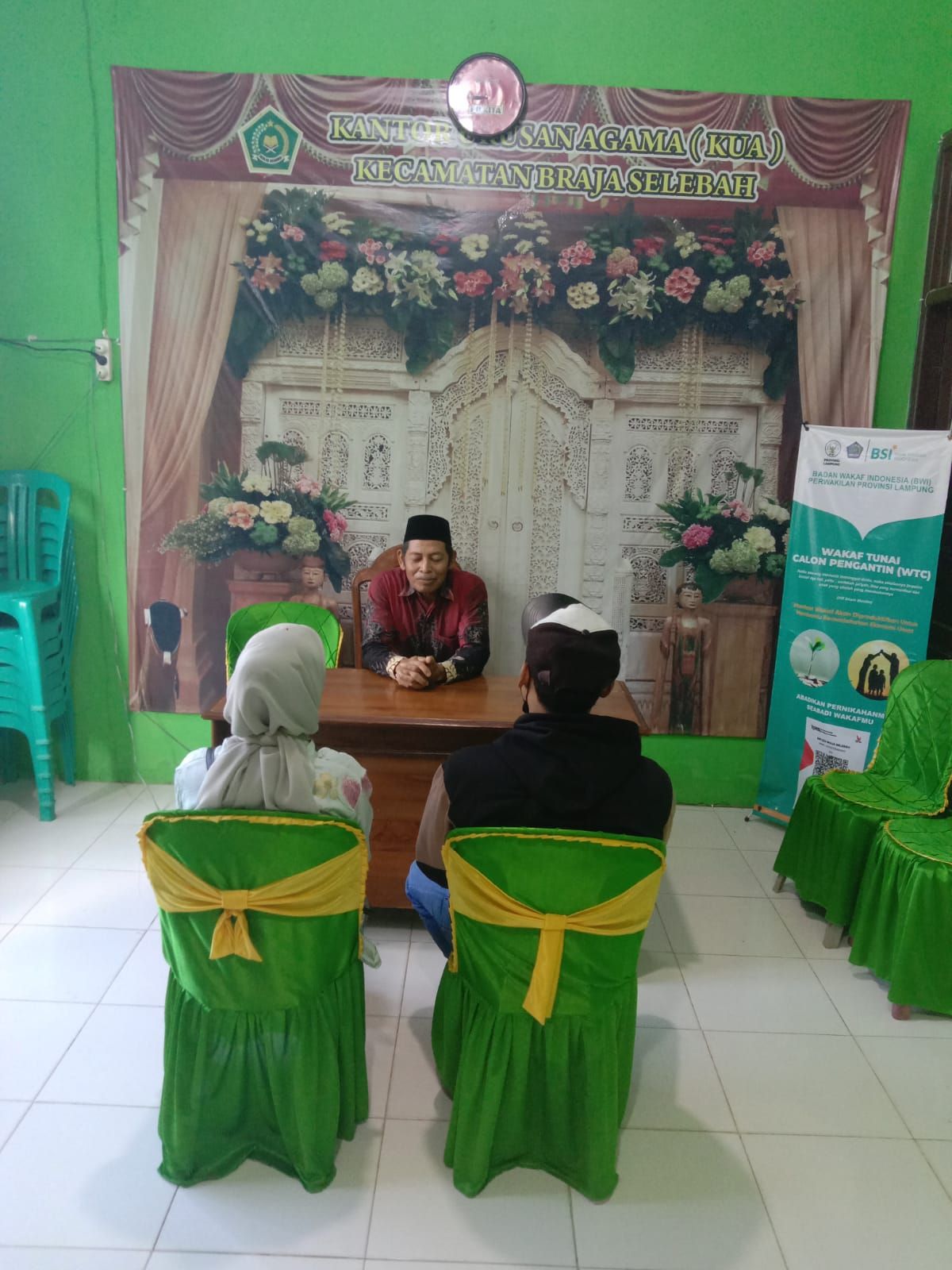 Pegawai Kantor Urusan Agama (KUA) Braja Selebah Mohmad Said, Tubari, melaksanakan kegiatan Bimbingan Perkawinan