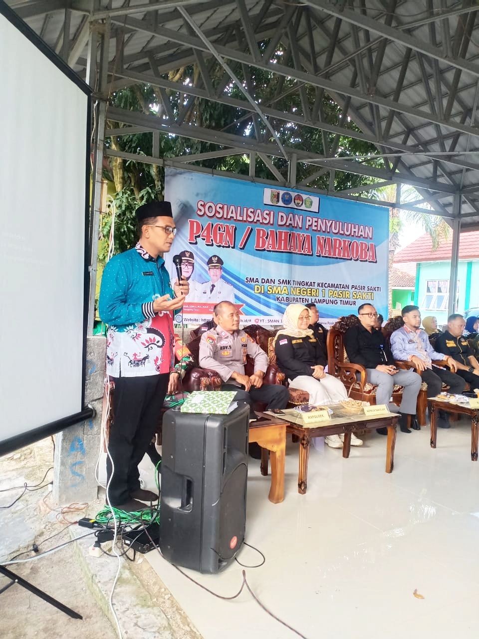 Penyuluh Agama Islam KUA Pasir Sakti, M. Muchtar Abrori, Pimpin Doa pada Sosialisasi dan Penyuluhan Bahaya Narkoba.