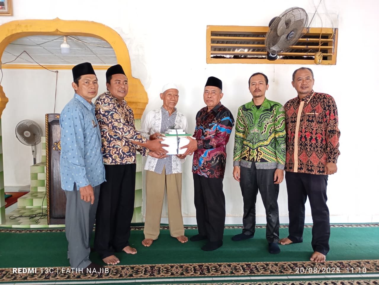 Kasi Bimas Islam Kemenag Lampung Timur Bina Perpustakaan Masjid Miftahul Huda Negeri Jemanten Sekaligus Serahkan Bantuan Buku Keagamaan