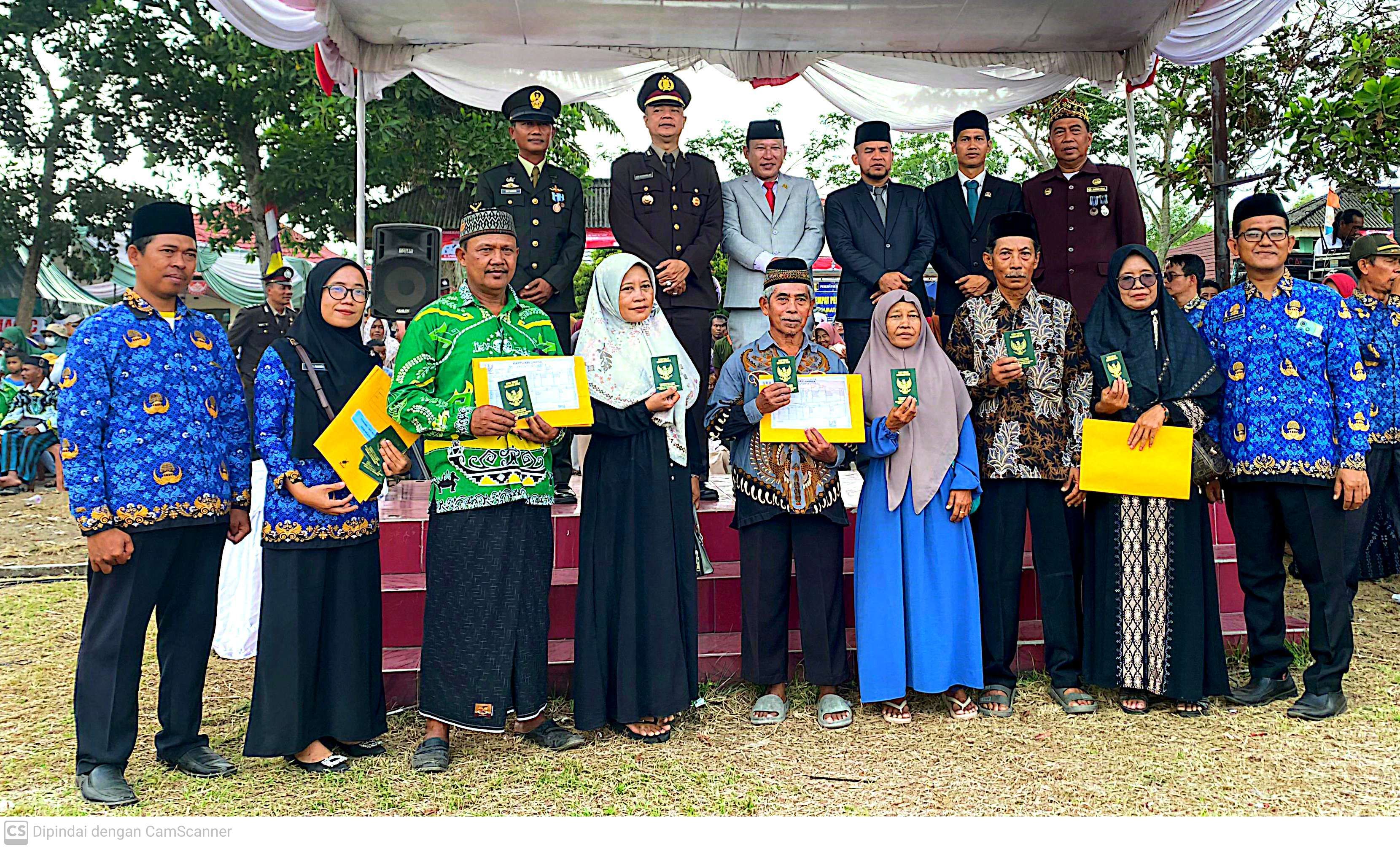 Warnai HUT RI Ke-80 KUA Pasir Sakti Serahan Buku Nikah Hasil Isbat