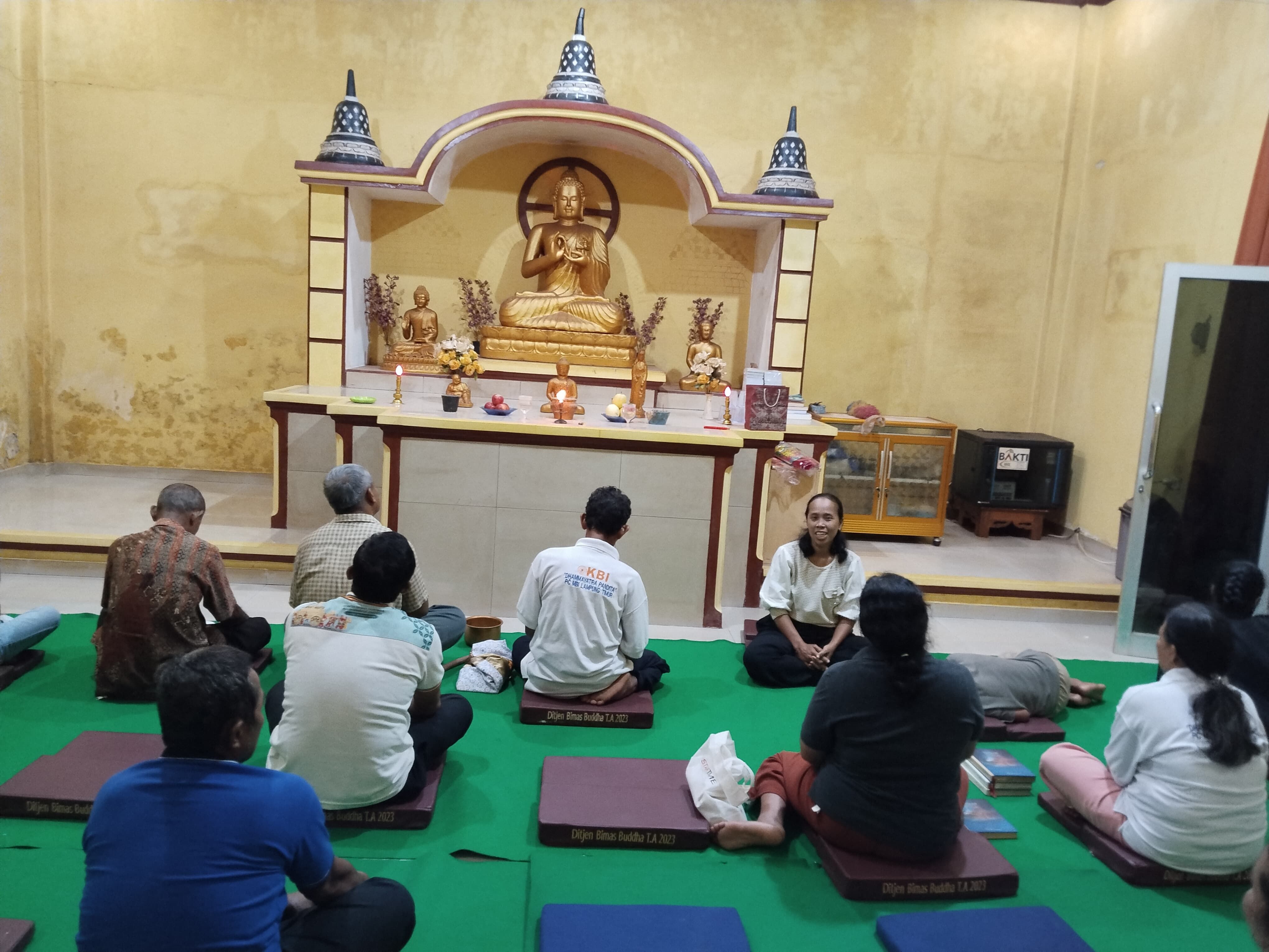 Penyuluh Agama Buddha KUA Batanghari Ajak Umat Renungkan Nilai“Menjadi Insan yang Berbudi”pada Puja Bakti Malam Purnama
