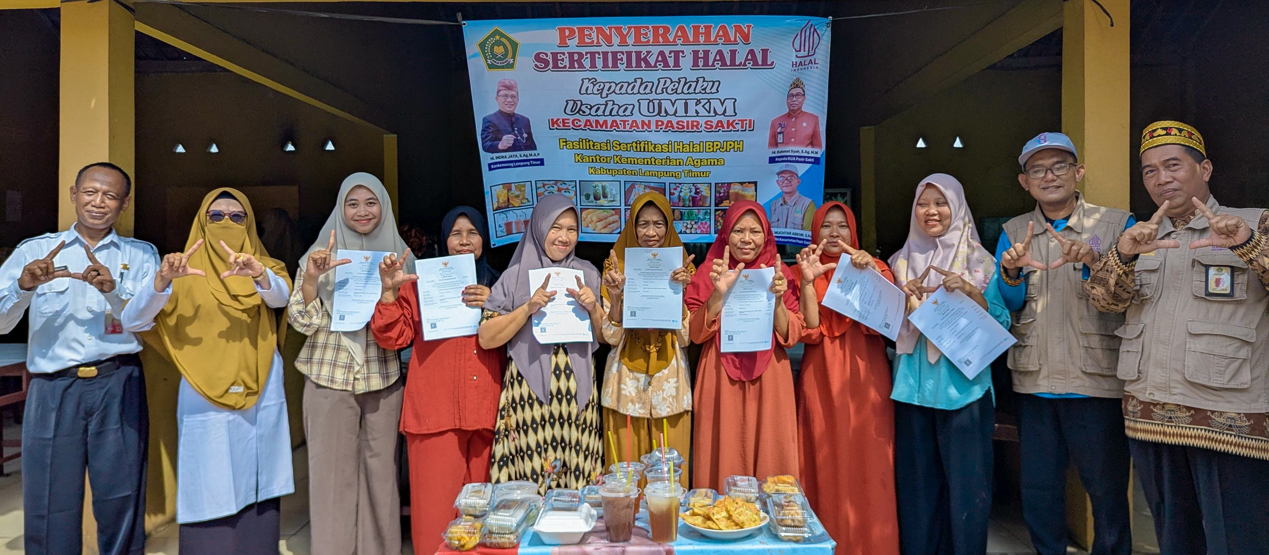 Penyuluh Agama Islam M. Muchtar Abrori Serahkan Sertifikat Halal Gratis kepada Pelaku Usaha di SMA N 1 Pasir Sakti