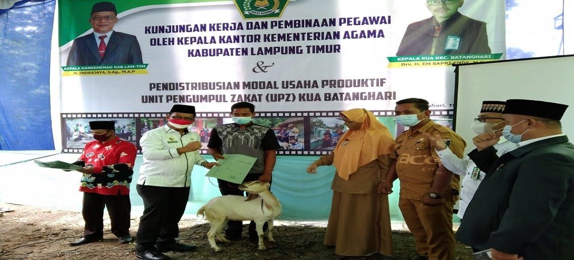 Kepala Kantor Kemenag Lampung Timur Serahkan Bantuan Modal Usaha Produktif UPZ KUA Batanghari  