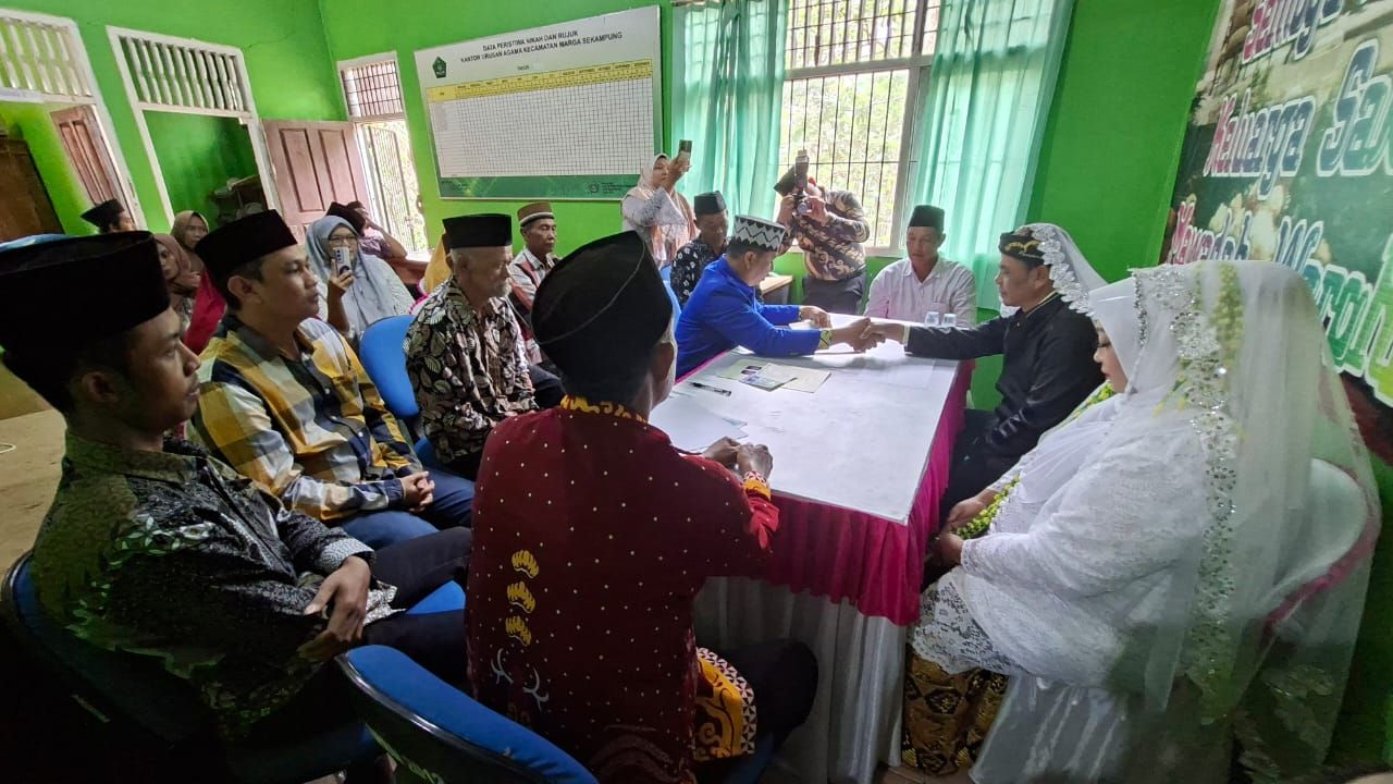 Resmi Menjadi Suami Istri, Pasangan Pengantin Dinikahkan Kepala KUA
