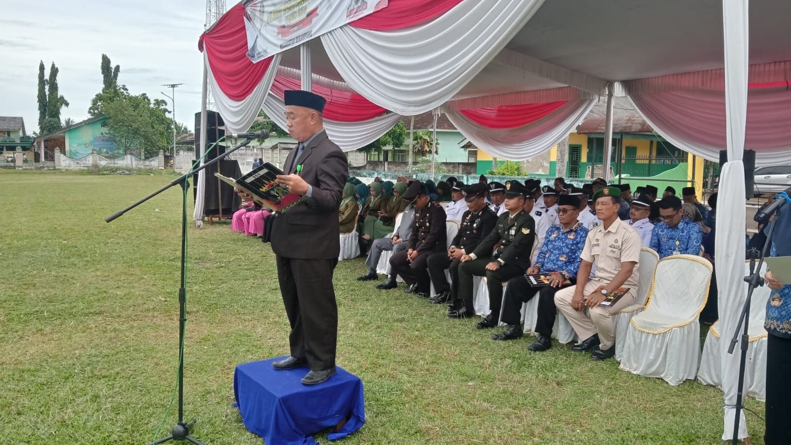 Kepala KUA Sekampung Pimpin Doa pada Upacara Hari Pahlawan ke-80 di Lapangan Merdeka