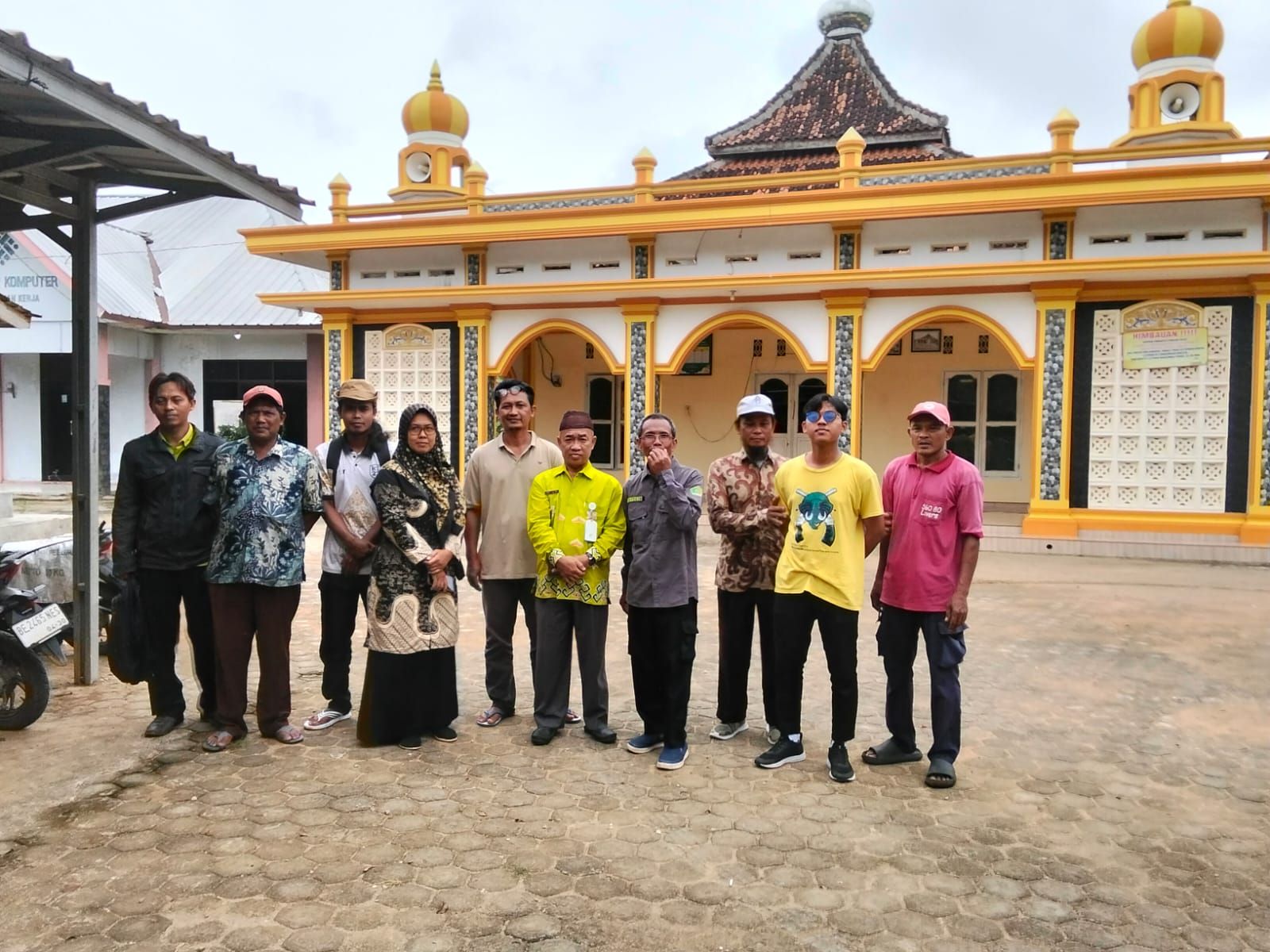 Sertifikasi Tanah Wakaf, KUA Sekampung Dampingi BPN Lakukan Pengukuran