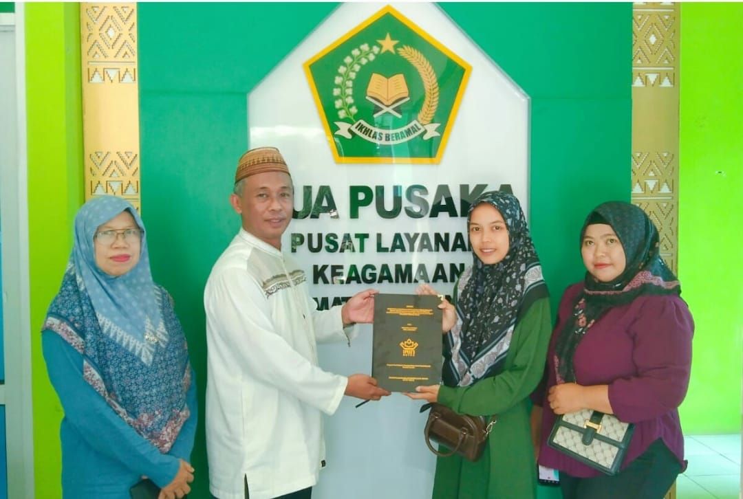 Kepala KUA Batanghari Apresiasi Penyerahan Skripsi Mahasiswa IAIN Metro Terkait Efektivitas SIMKAH