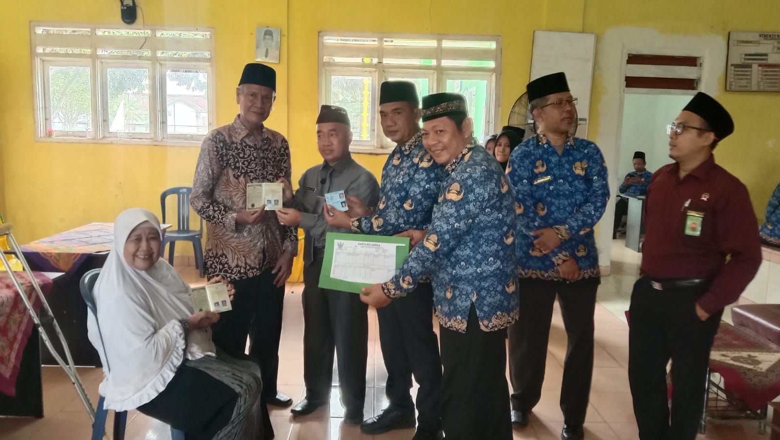 KUA Sekampung Serahkan Buku Nikah, KK, dan KTP Terbaru Hasil Sidang Itsbat Terpadu