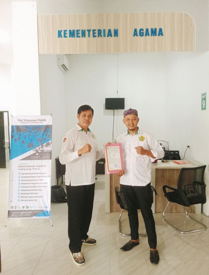 Zaynal Serahkan Delapan Izin Operasional Majelis Ta'lim Kecamatan Marga Sekampung di Mal Pelayanan Publik 