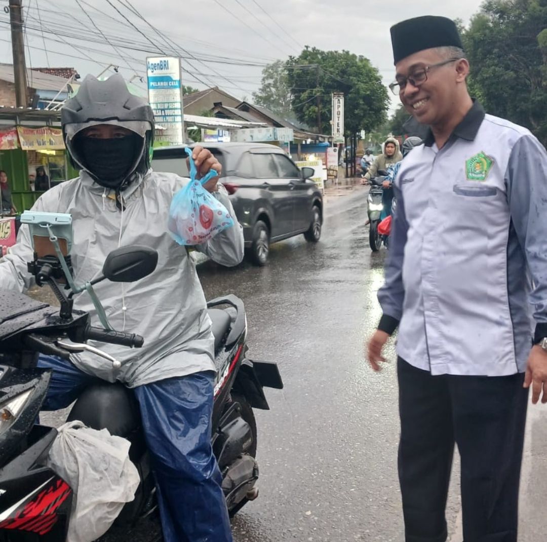 Dukung Program TERAS ZAWA, KUA Batanghari Bagikan Takjil kepada Pengguna Jalan