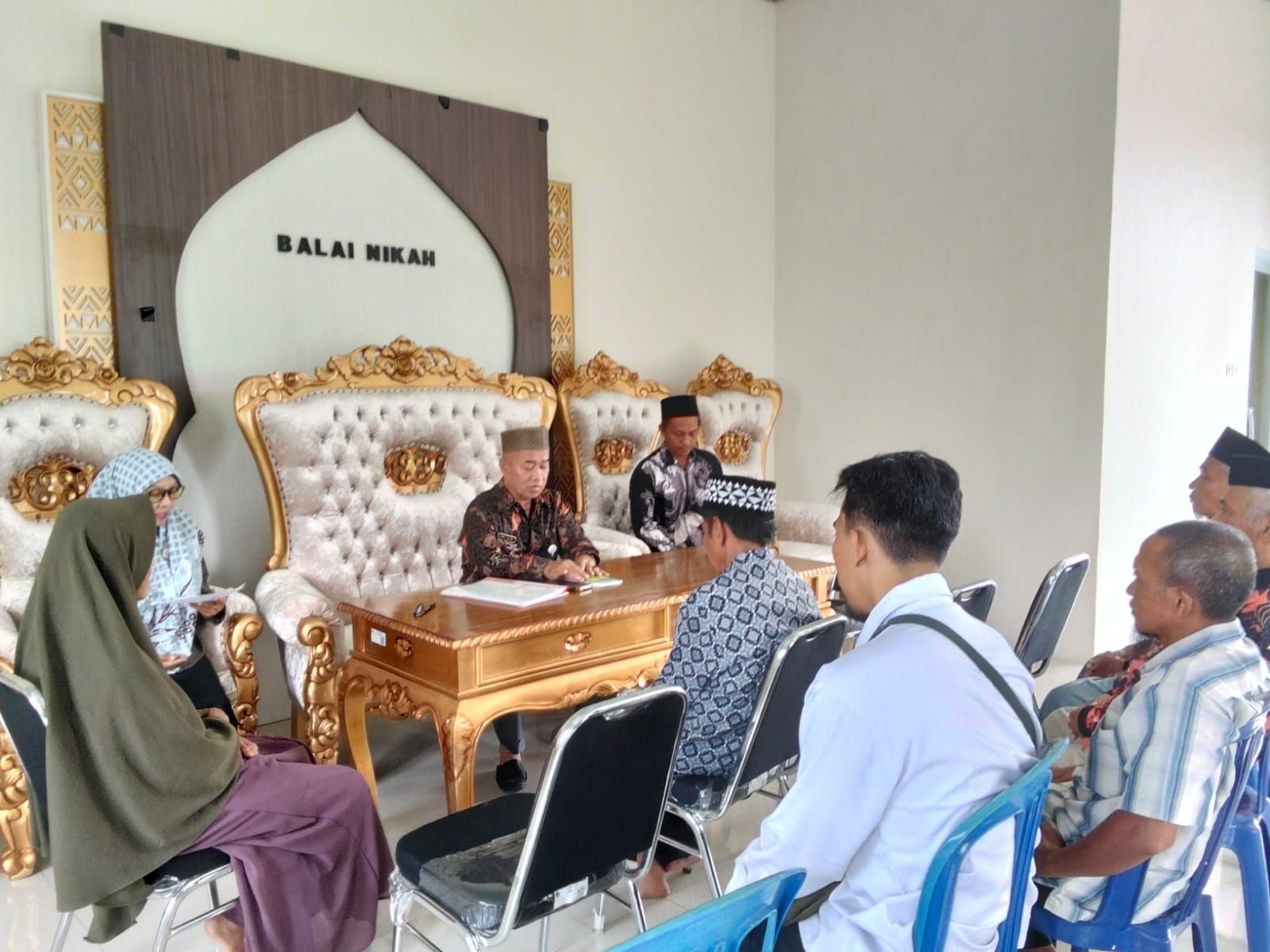 Kepala KUA Sekampung Pimpin Pelaksanaan Ikrar Wakaf Tiga Desa