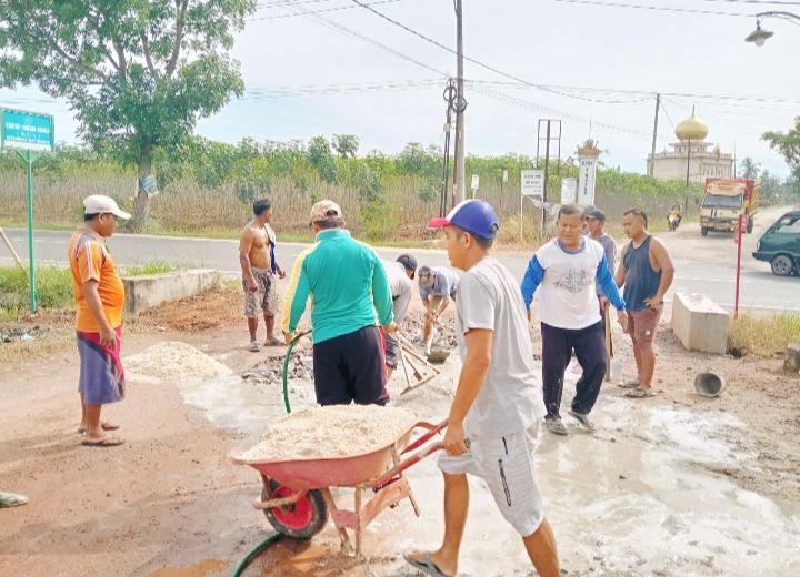 Pegawai KUA Way Bungur dan Warga Gelar Gotong Royong Perbaikan Jalan