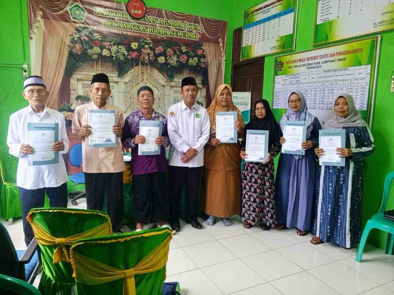 Kepala KUA Braja Selebah Bagikan Sertifikat Haji
