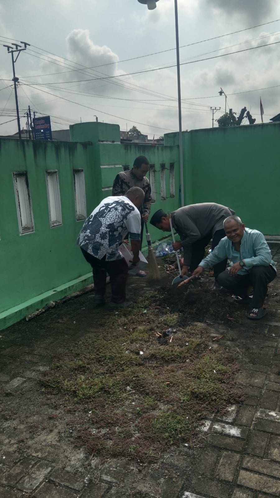 KUA Sekampung Gelar Jum'at Bersih, Wujudkan Lingkungan Kantor yang Asri dan Nyaman