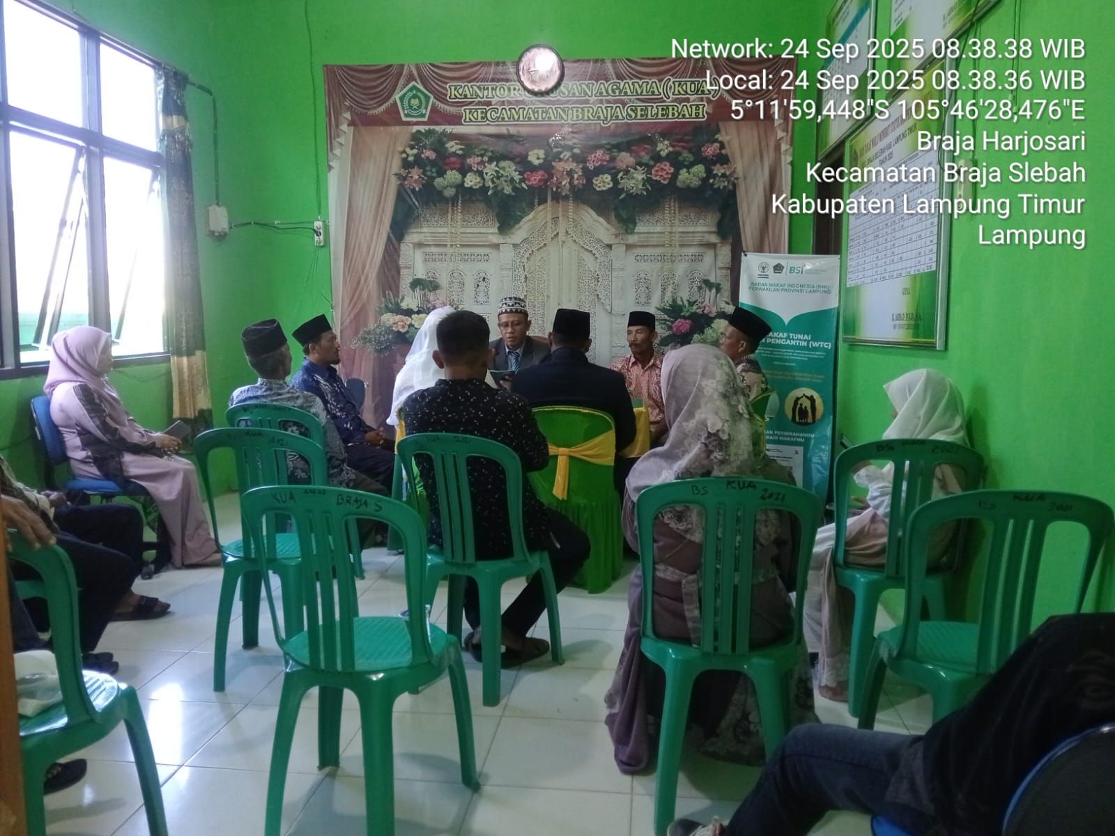 Kepala Kantor Urusan Agama (KUA) Braja Selebah, H. Ahmad Tolib menikahkan calon pengantin 