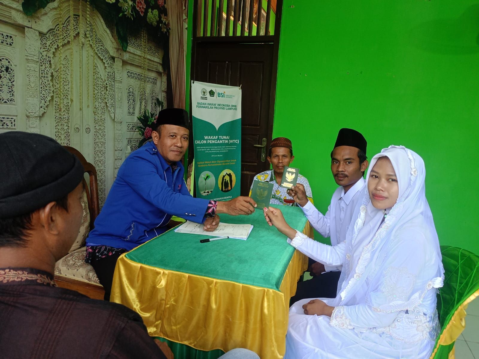 Kepala KUA Braja Selebah Menikahkan Khoirul Agus Setiawan dan Endang Lestari