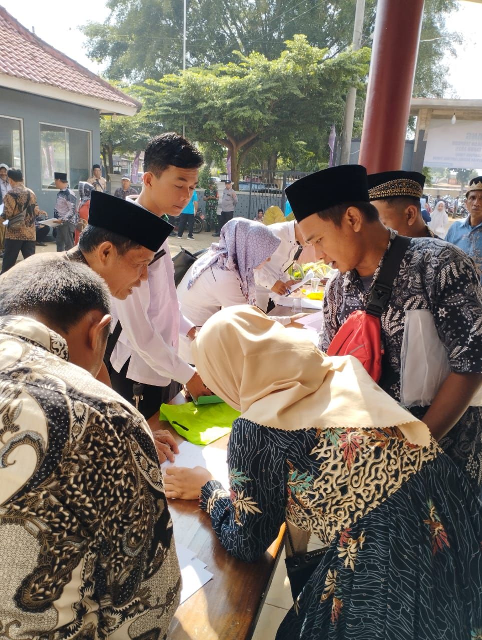 Kompak, Pegawai KUA Mataram Baru Antusias Berikan Pelayanan kepada Peserta Sidang Isbat Nikah