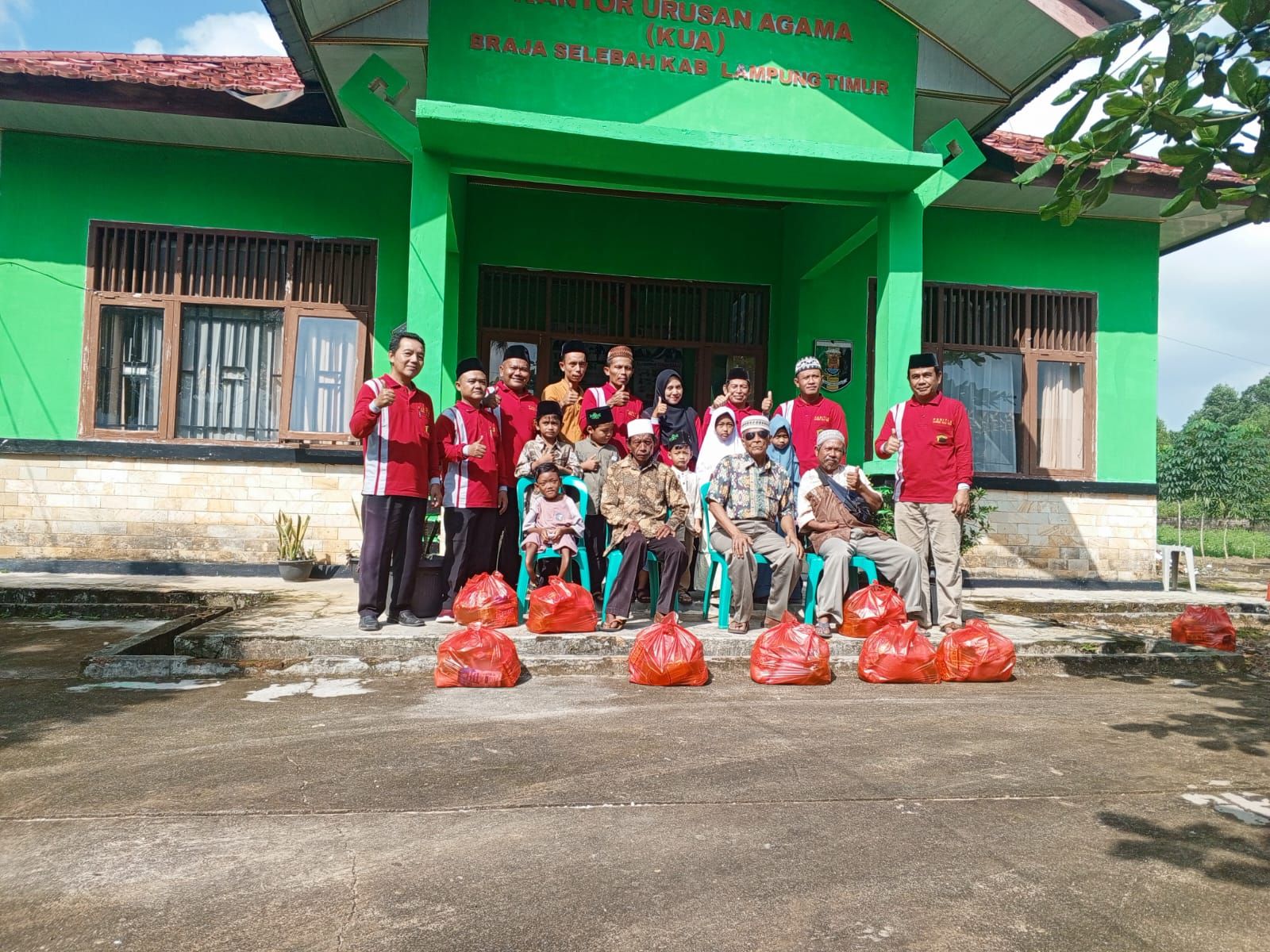 KUA Braja Selebah salurkan bantuan anak Yatim dan Difabel dalam semangat Peaceful Muharam 1447 H