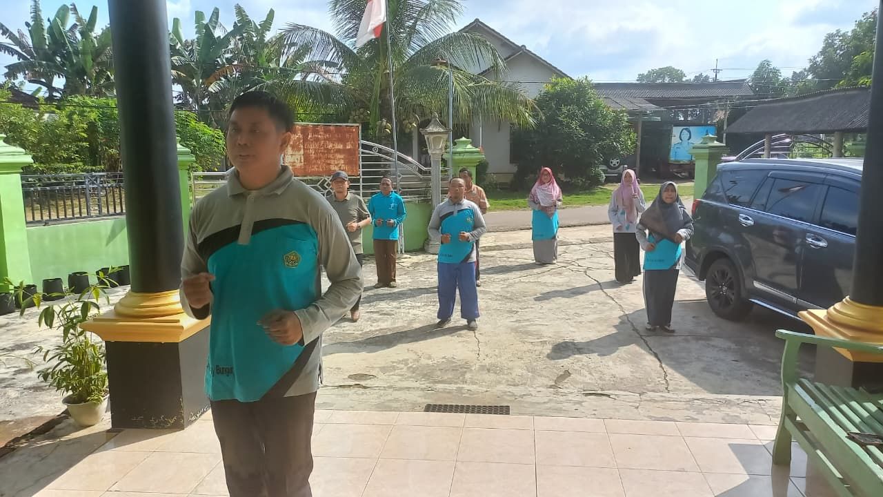 Pegawai KUA Way Bungur Gelar Senam Bersama dan Aksi Bersih Lingkungan