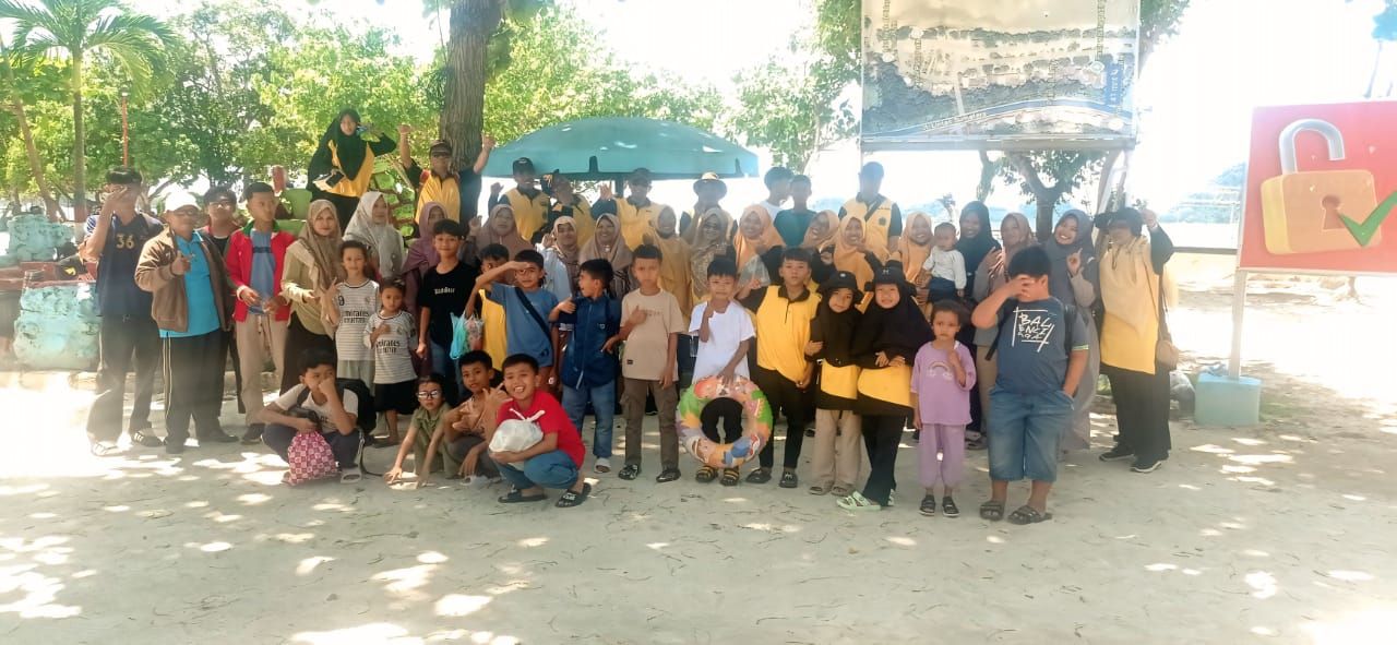 Suasana Penuh Kebersamaan Warnai Family Gathering KUA Way Bungur di Pantai Pasir Putih 