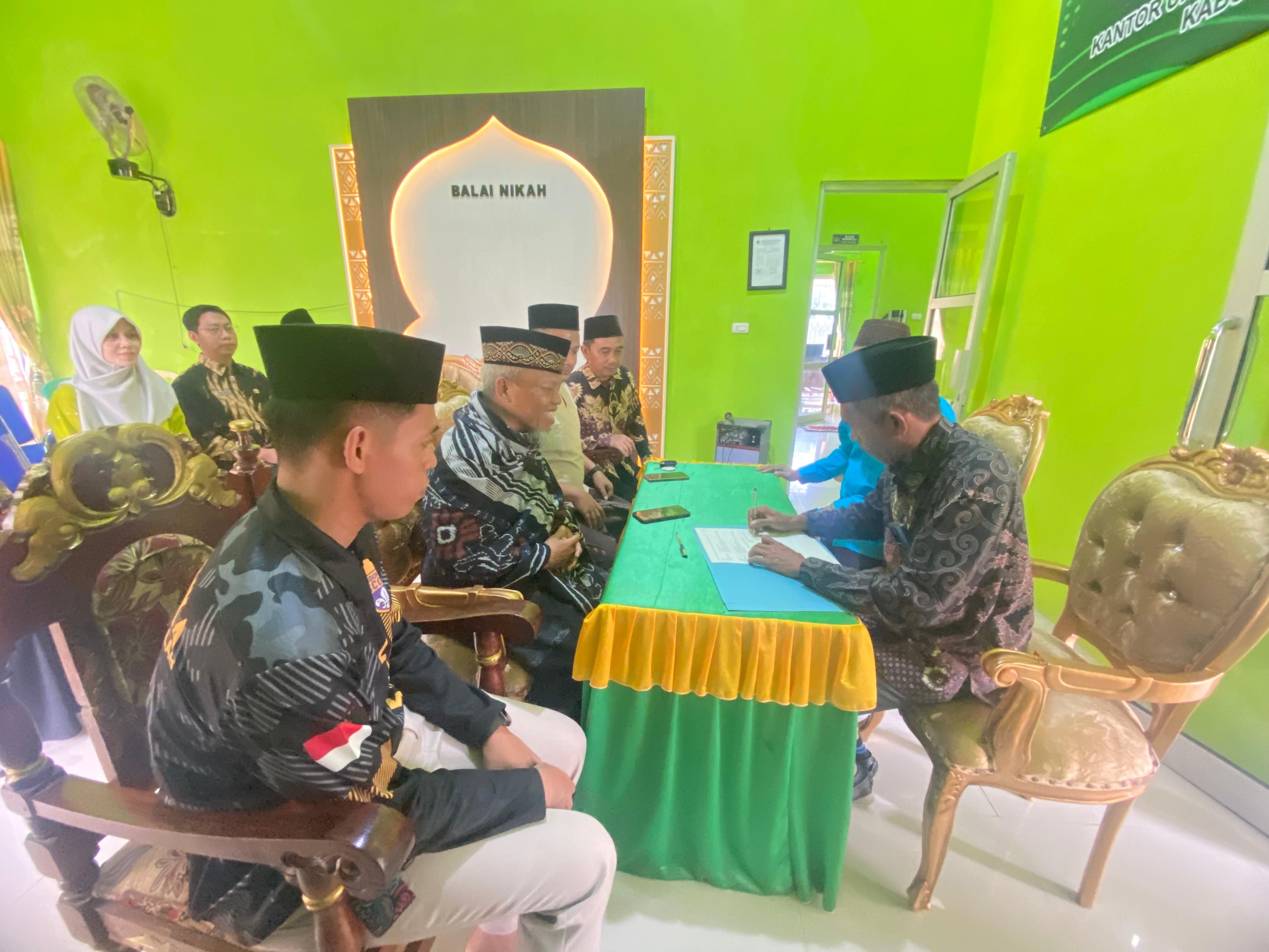 Penandatangan akta ikrar wakaf PP Minhajuth thullab