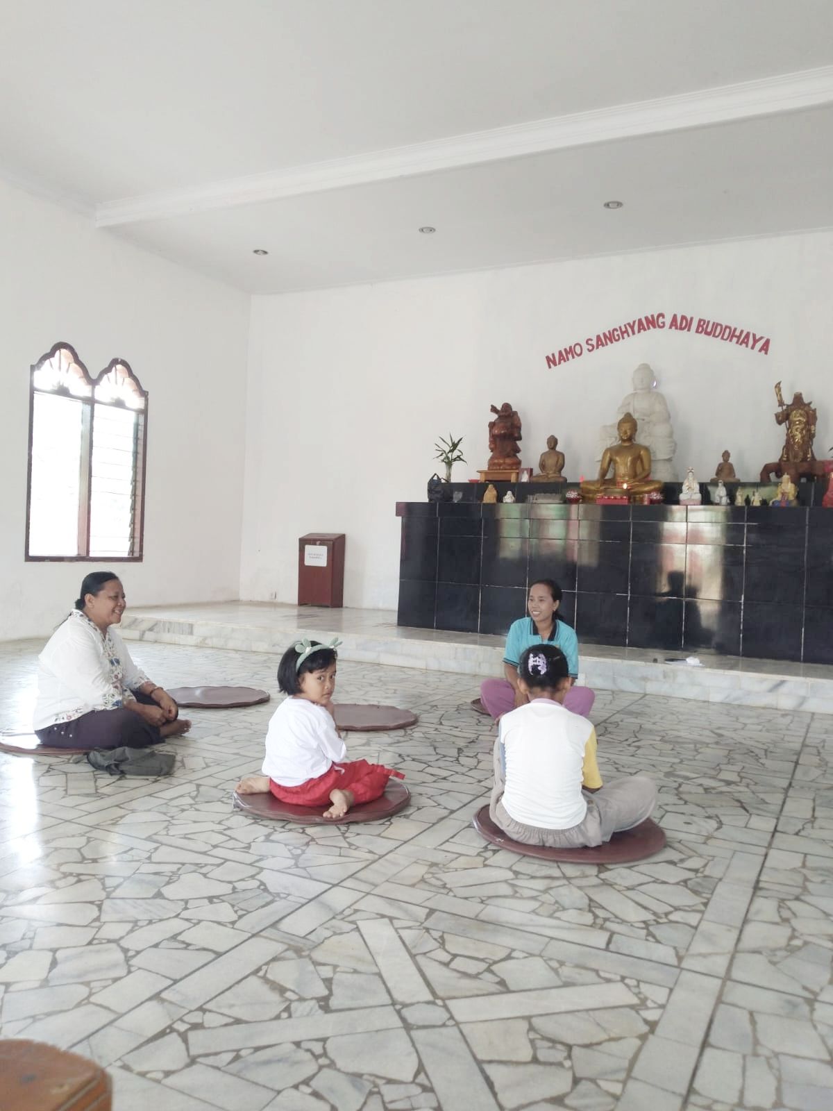 Belajar Harmoni dari Lilin Kecil: Penyuluh Agama Buddha KUA Batanghari Tanamkan Nilai Kebersamaan di Sekolah Minggu