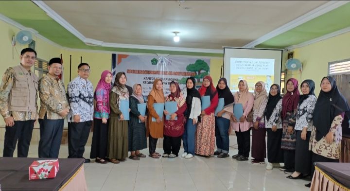 KUA Way Bungur Bagikan 10 Sertifikat Halal Kepada Pelaku Usaha