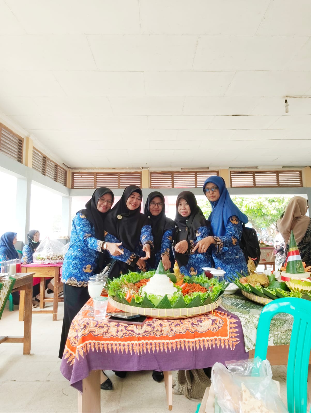 Keluarga Besar KUA Batanghari Meriahkan HUT RI dengan Mengikuti Lomba Tumpeng