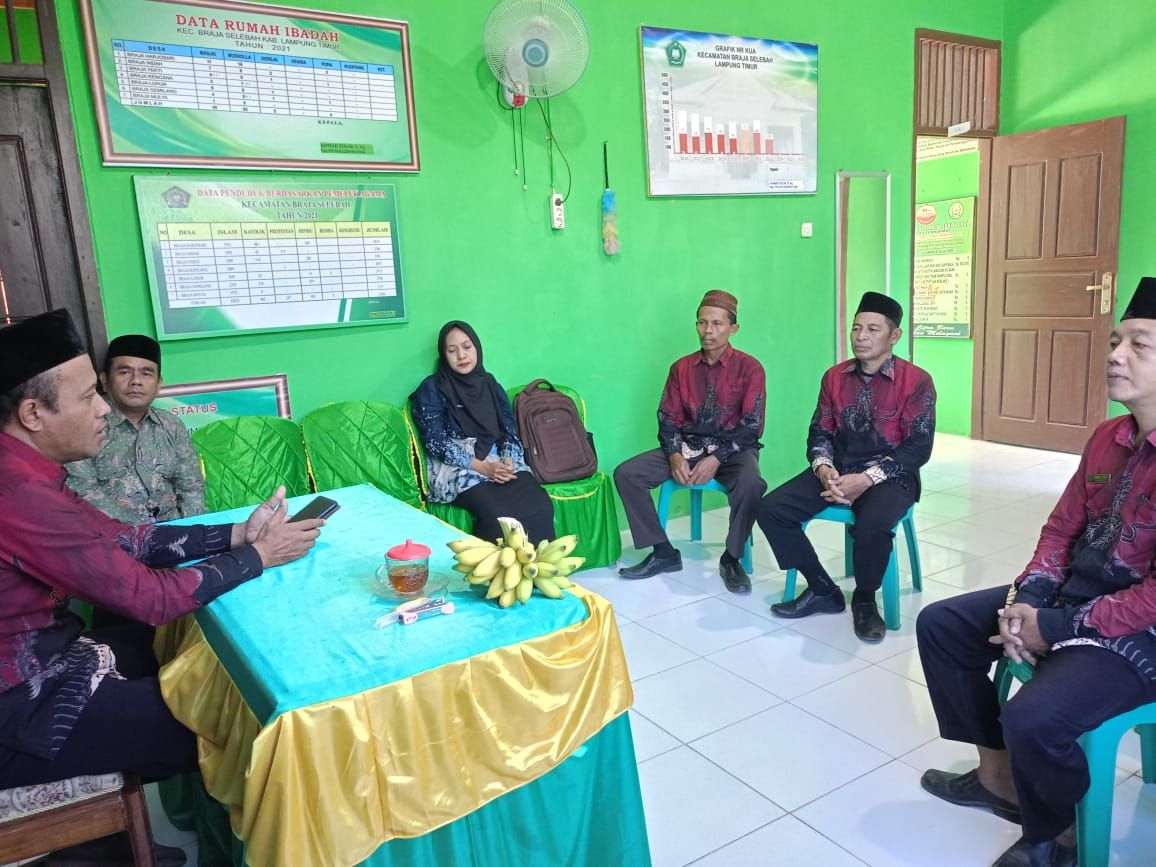 Kepala KUA Braja Selebah pimpin rakor pegawai.