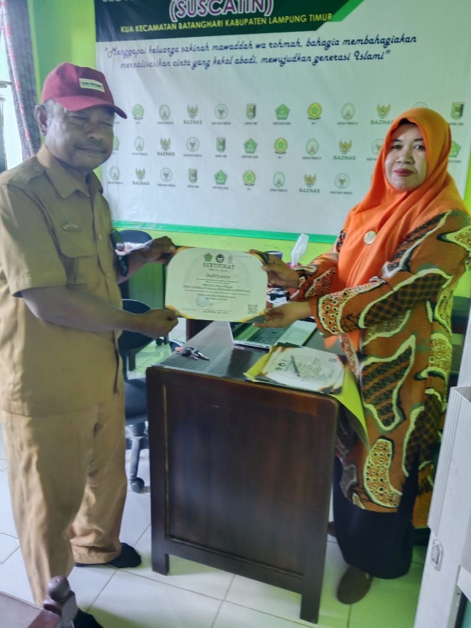 Serahkan Sertifikat JULEHA, Penyuluh Agama Islam Harapkan Alumni Pelatihan Aplikatif dii Lapangan